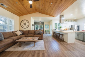 Lavender & Vine - Downtown Retreat with Hot Tub and Fire Pit!